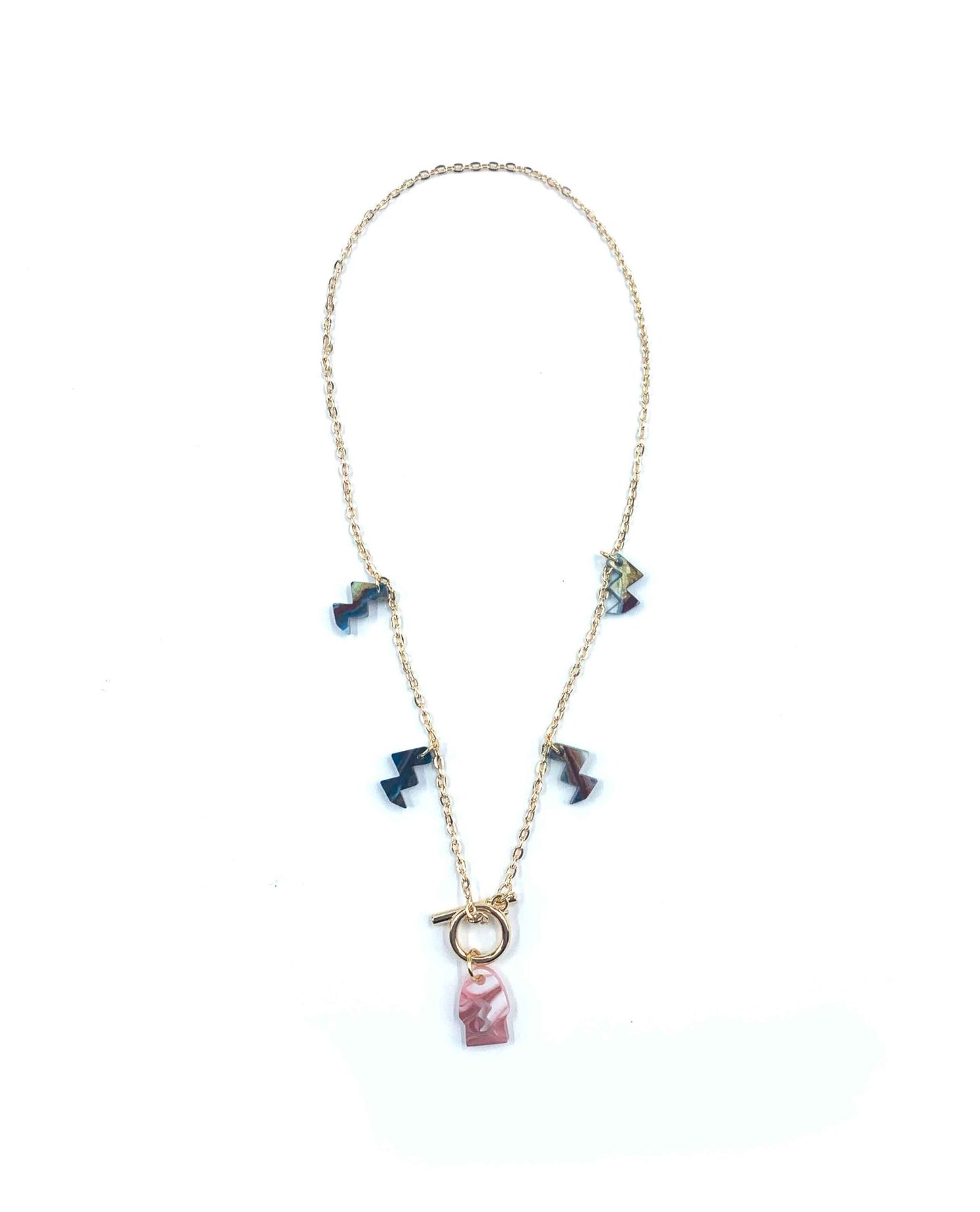 Collar dorado con colgante de resina rosa marmolada y charms geométricos