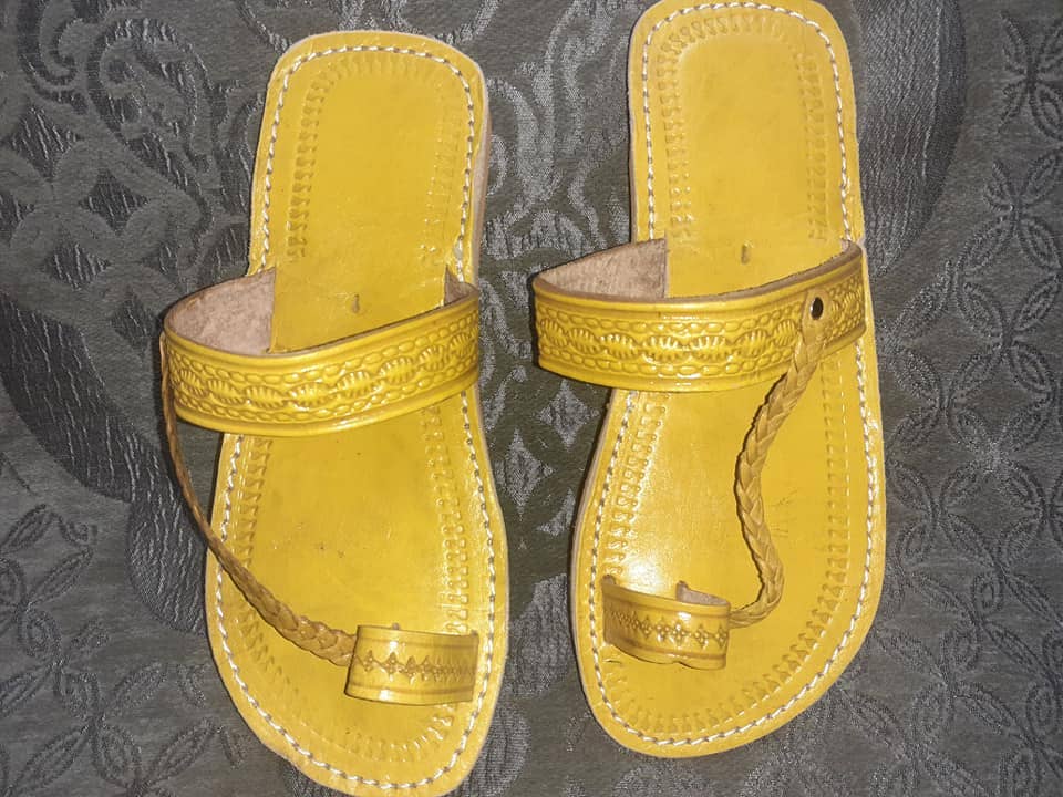 Sandalia de cuero.Color Amarillo