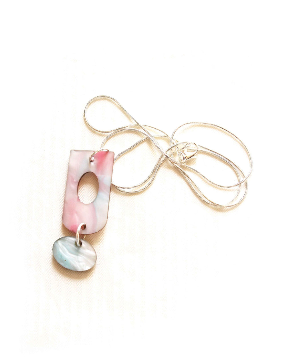 Collar de resina marmolada rosa y turquesa con colgante doble