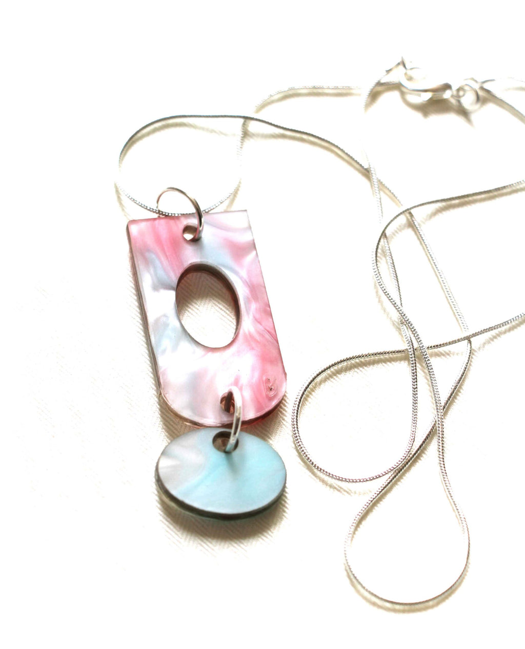 Collar de resina marmolada rosa y turquesa con colgante doble
