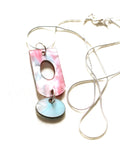 Collar de resina marmolada rosa y turquesa con colgante doble
