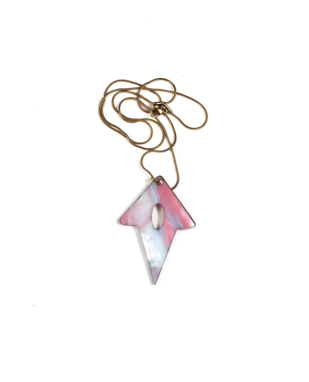 Collar de resina rosa marmolada con diseño geométrico