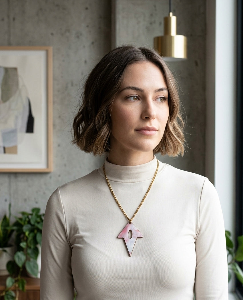 Collar de resina rosa marmolada con diseño geométrico