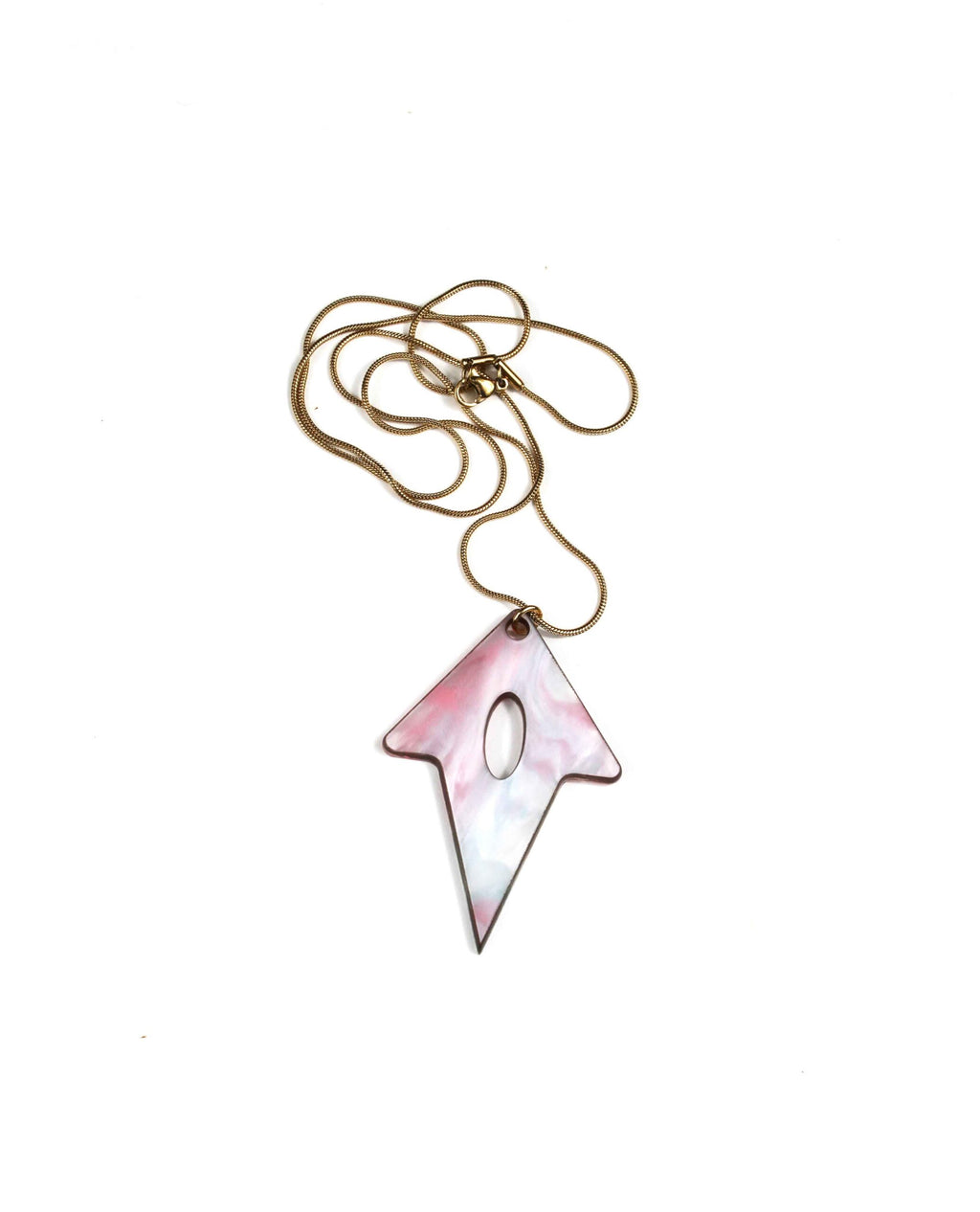 Collar de resina rosa marmolada con diseño geométrico