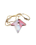 Collar de resina rosa marmolada con diseño geométrico