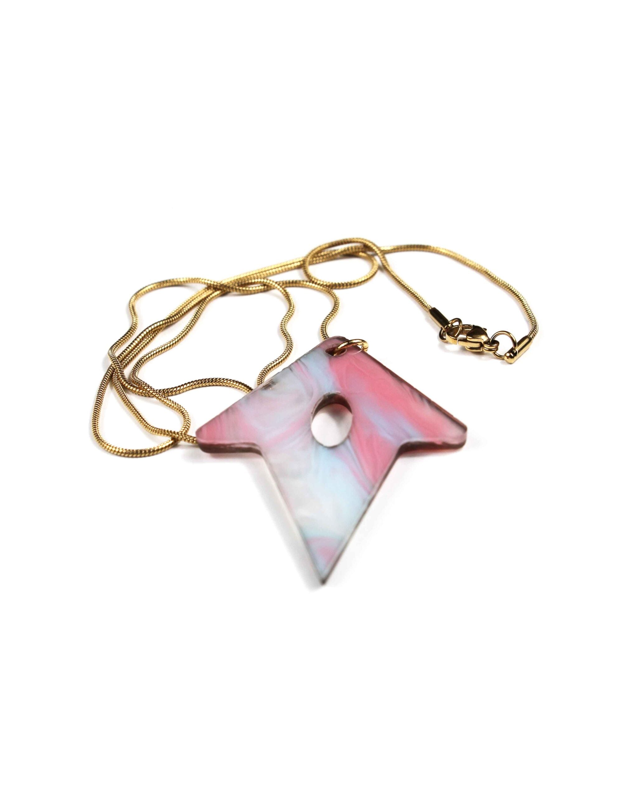 Collar de resina rosa marmolada con diseño geométrico