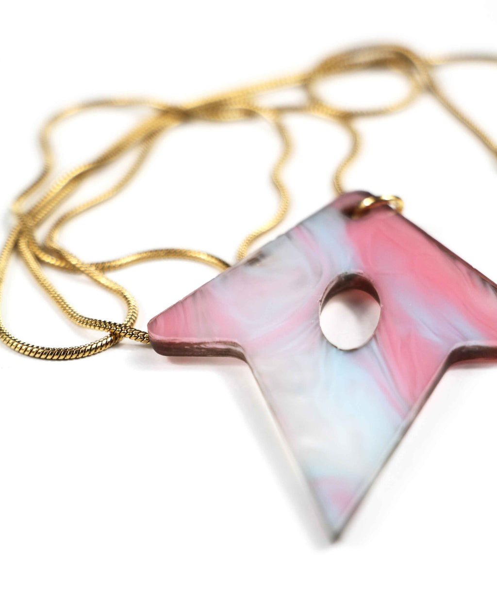 Collar de resina rosa marmolada con diseño geométrico