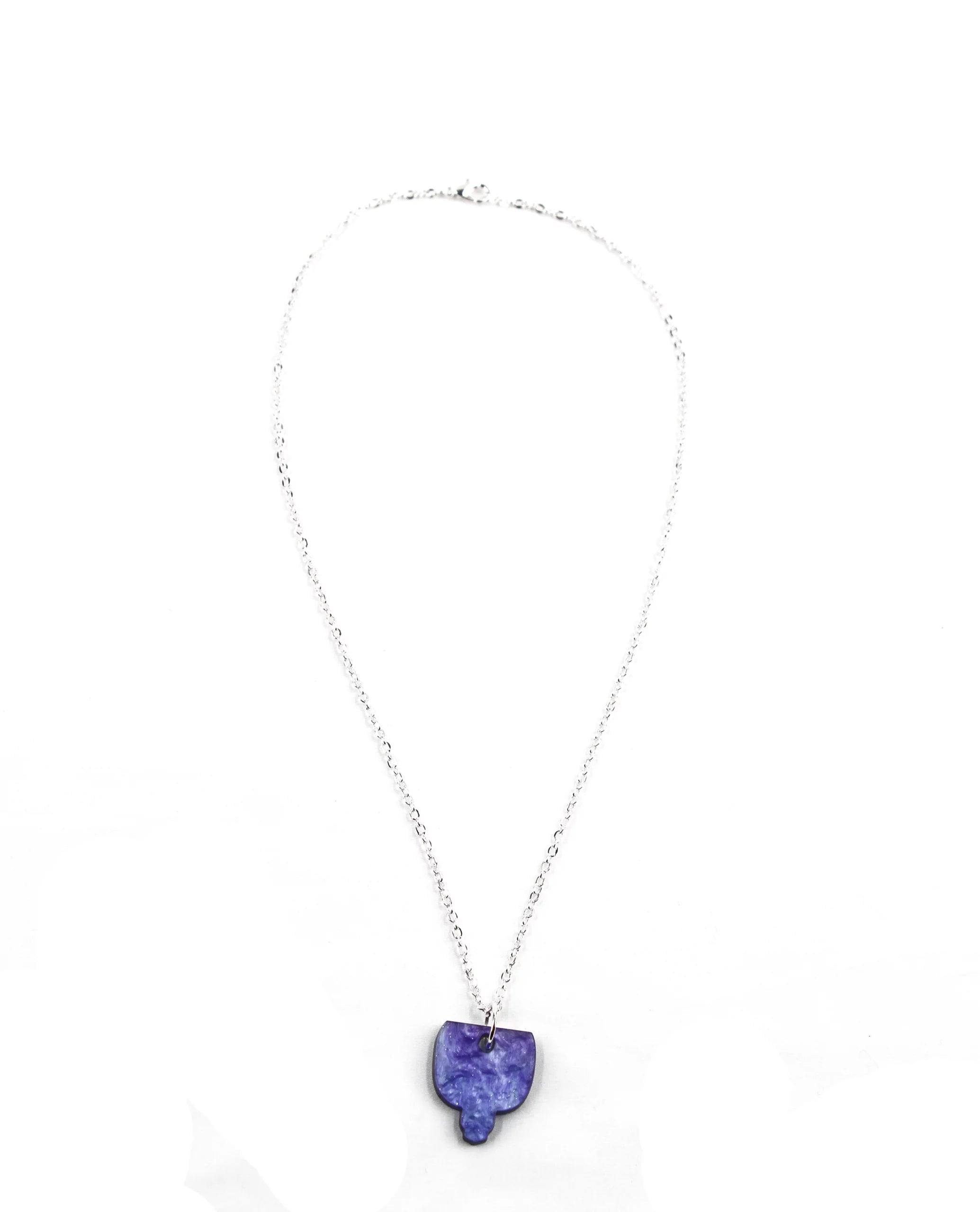 Collar plateado con colgante morado marmolado
