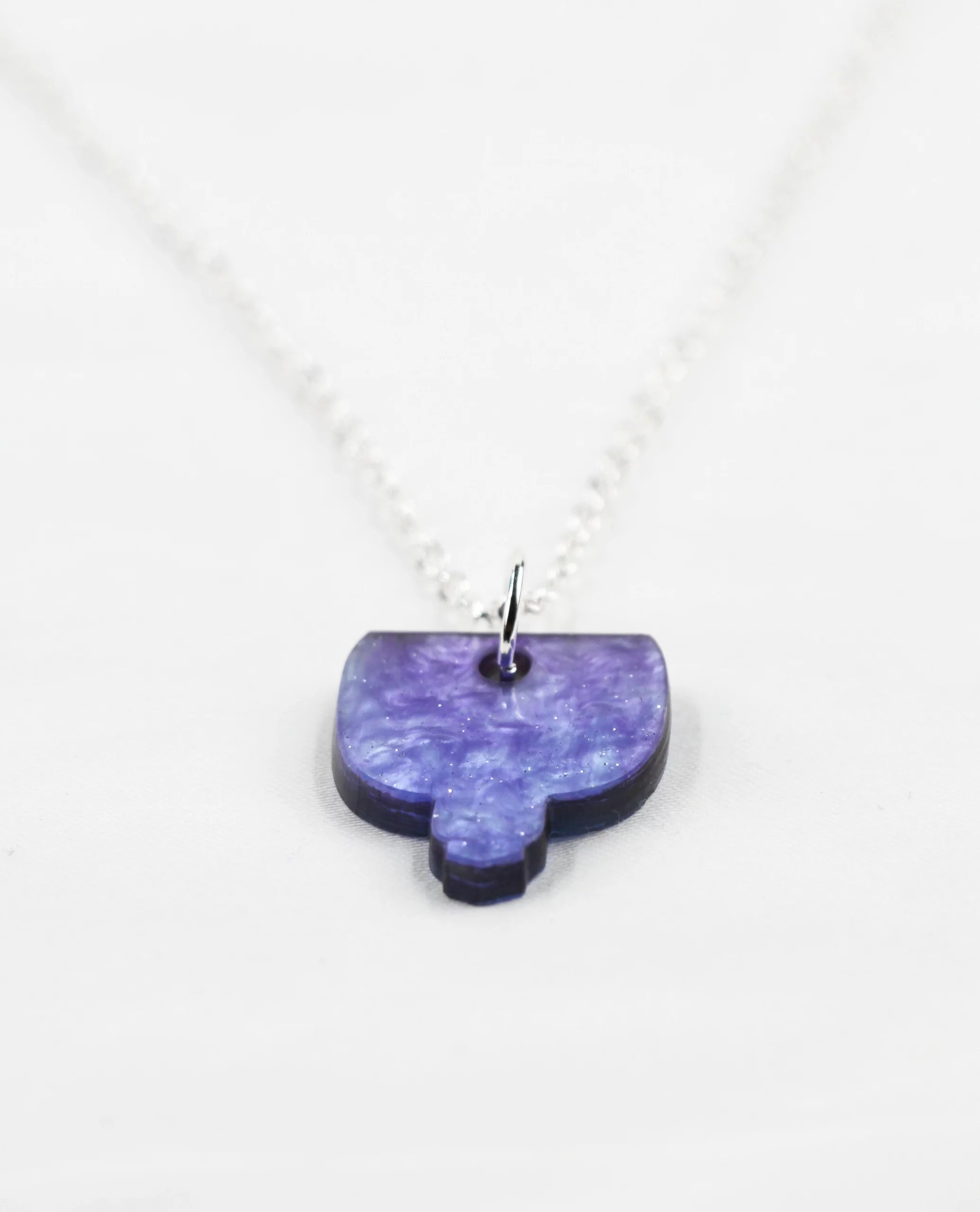 Collar plateado con colgante morado marmolado