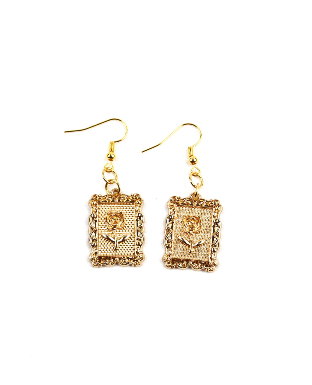 Pendientes dorados rectangulares con flor en relieve