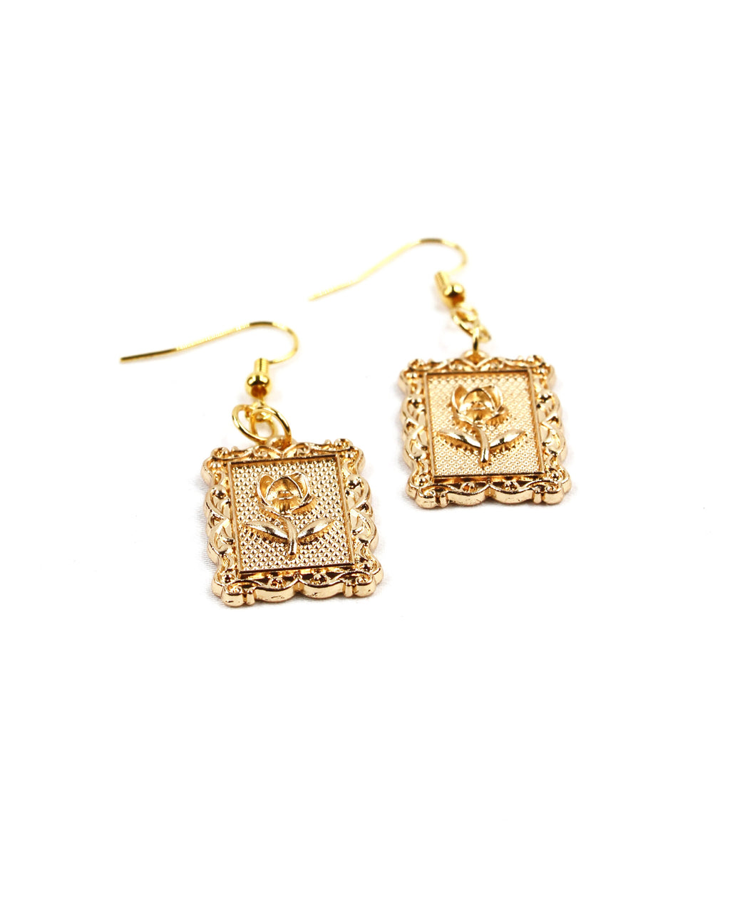 Pendientes dorados rectangulares con flor en relieve