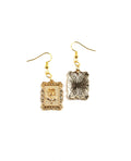 Pendientes dorados rectangulares con flor en relieve