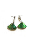 Pendientes de resina verde marmolada con pluma plateada