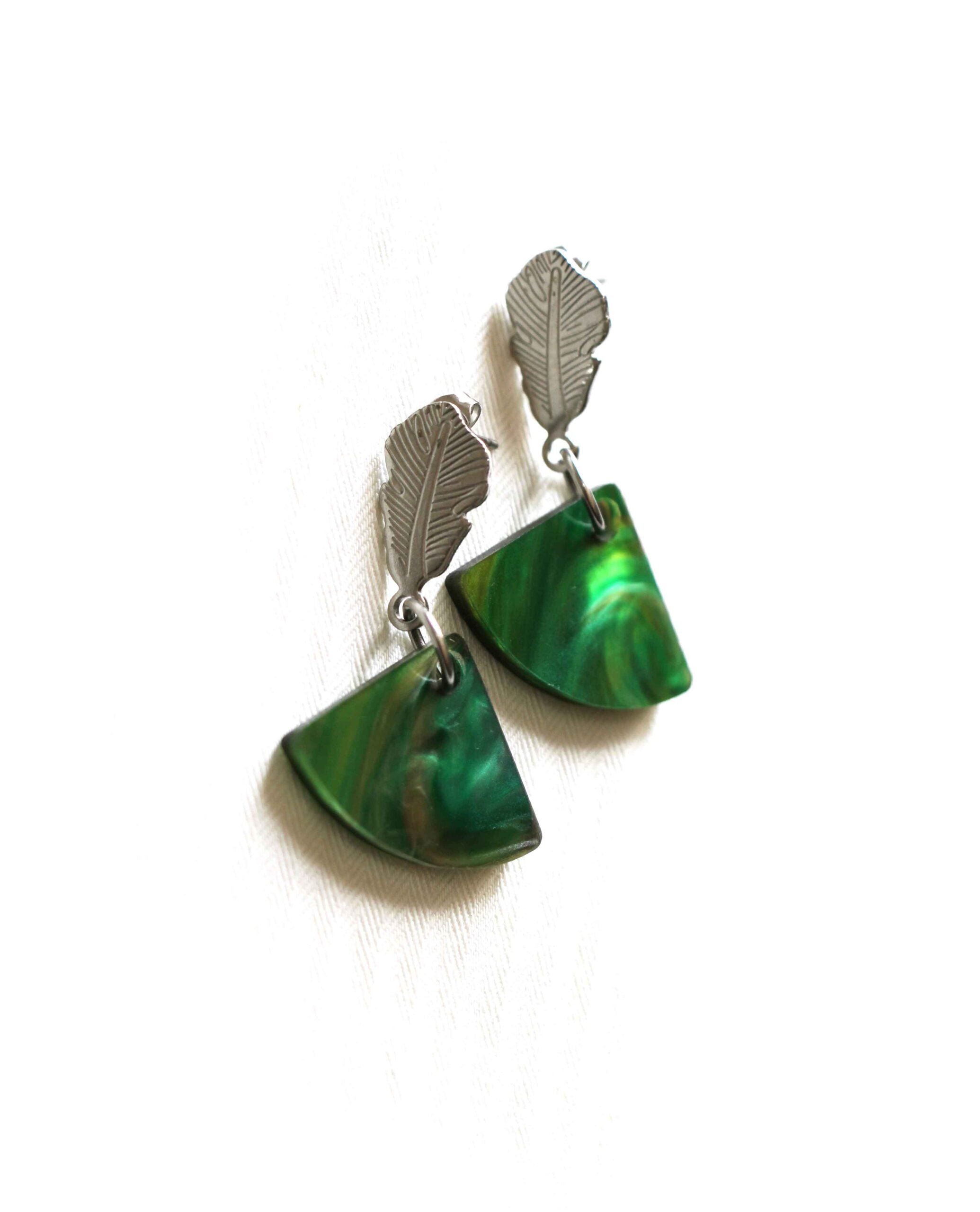 Pendientes de resina verde marmolada con pluma plateada