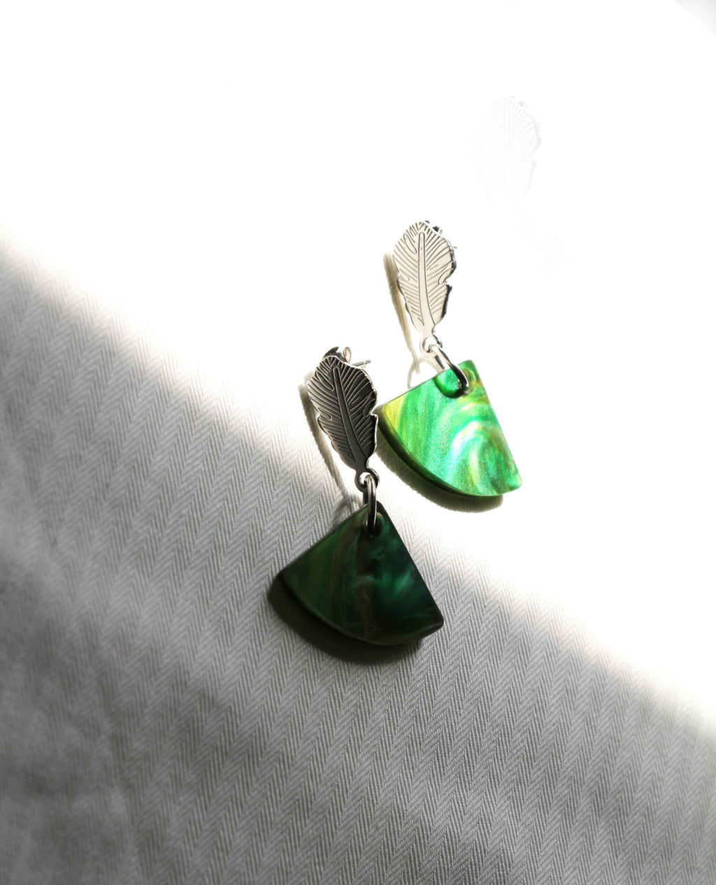 Pendientes de resina verde marmolada con pluma plateada